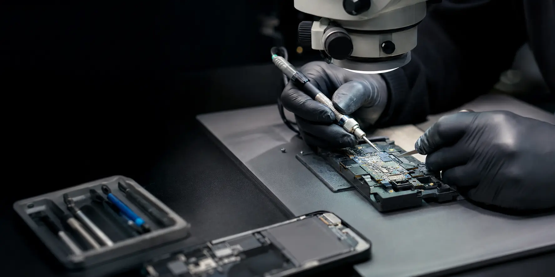 Microsoldadura profesional sobre la placa base de un teléfono